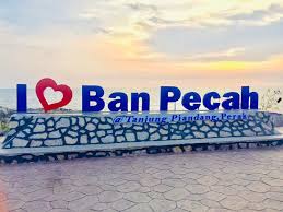 Ban pecah yang terletak di tanjung piandang ini merupakan salah satu destinasi popular bagi kaki pancing dan juga lokasi menarik jurugambar perkahwinan kerana pemandangan laut yang sangat cantik terutamanya sewaktu matahari terbenam. Selfie Di Ban Pecah Tanjung Piandang Rafeena Homestay Facebook
