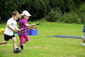 Todos aquellos juegos con los que crecimos, podrían ser el pasatiempo perfecto para jugar con niños. 15 Divertidas Actividades Para Hacer Con Ninos Al Aire Libre Gastandote Muy Poco