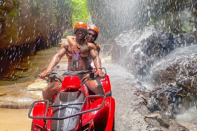 バリ島の自然の中を走るATV