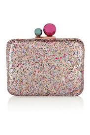 Una madrina nunca debe olvidar que el estilo que elegirá para su vestimenta debe ir en concordancia con el estilo de la boda y de la novia. Clutch Confetti Albumes Telva Com Bolso Joya Bolsos De Embrague Clutch Fiesta