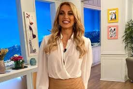 Η queen dina έβαλε στο σαλόνι της τον πίνακα που περιμέναμε! Y0h2i5xf6zbcjm