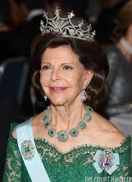 Queen Silvia of Sweden wears the Bernadotte Emeralds with Queen Sofia's  Tiara and the Vasa Earrings for the Nobel Prize Banquet in Stockholm,  December 2018. Queen Silvia also wore the sash and