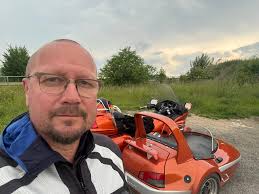 Moin, aus Rostock. Ich bin dann doch wieder unter die Dreiräder gekommen.  Is doch geiler. Jetzt erstma ca 3 Wochen Pause. Das Federbein wird  demnächst zu HU geschickt so das er sich