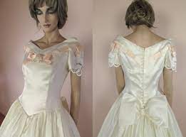 Doch die auswahl ist groß und macht die brautkleidsuche zu einer schwierigen aufgabe. Vintage Hochzeit Kleid Der 90er Jahre Brautkleid Aus Der Etsy