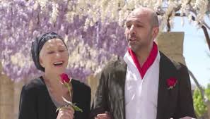With checco zalone, nabiha akkari, ivano marescotti, michele alhaique. Il Magico Salento Nel Video La Vacinada Di Checco Zalone Con Helen Mirren Siviaggia