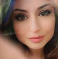 Kim Kardashian poses for photos at Vanity Fair's #Oscars Party 🤍