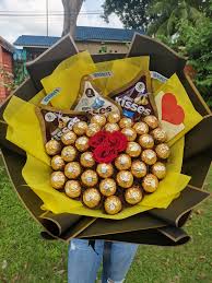 Gubahan hantaran coklat ferrero rocher yang mudah dan simple.cepat dan ringkaskami merupakan pembekal barangan perkahwinan yg dimiliki oleh. Giant Ferrero Rocher Kisses Gubahan Hantaran Jb Facebook