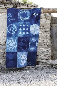 Diy Fur Den Sommer Shibori Sweet Paul Rezept Batik Technik Shibori Techniken Shibori