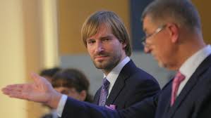 Ministr zdravotnictví adam vojtěch (za hnutí ano) byl v sobotu před objektivy kamer podroben výslechu prvního stupně. Info Cz Dalsi Ministr Padl A Z Politickeho Zahrobi Se Vraci Adam Vojtech Ktereho Babis Opakovane Ponizil Proc Jde Zpet Vi Jen On Sam