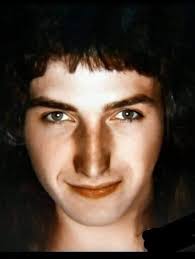 Fatos aleatórios sobre John Deacon ... 1️⃣ O pai de John morreu quando ele  tinha onze anos. Arthur Deacon era um pai amoroso, que levou John para  pescar e o apresentou