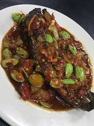 Panaskan non stick pan dan letakkan ikan keli. Ikan Keli Sambal Petai Restoran Ori Thai Tomyam Seafood Facebook
