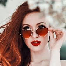 In una di queste stelle, io vivrò. In una di queste riderò. E così, quando  guardi il cielo di notte, sarà come se tutte le stelle ridessero con te. E  un giorno,