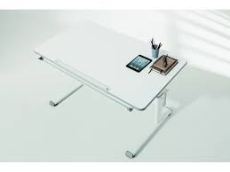 Ein teil der tischplatte liegt durch zwei gasdruckfedern und einem leichten hebeldruck fast schwebend in geeigneter position. Paidi Diego Schreibtisch 288 27