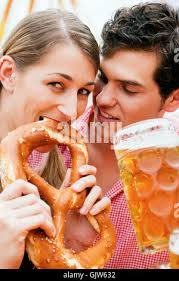 Donna folk festival della birra in Baviera giardino della birra Oktoberfest  dirndl ragazza ragazze Foto stock