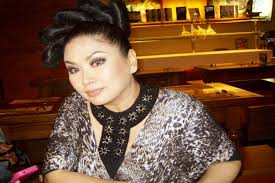 Sang dewi merupakan salah satu koleksi lagu dari titi dj yang bercerita tentang wanita yang tak sanggup untuk hidup sendiri. Titi Dj Nyanyi 29 Lagu Di Konser Swara Sang Dewi Okezone Celebrity