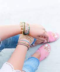 Le matériel pour faire un bracelet hipanema. Faire Des Bracelets En Perles Parfait Pour Offrir Un Petit Cadeau Personnalise Idees Creatives De Bijoux