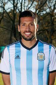 Zijn ploeggenoot ezequiel garay ging bij een hoekschop onder de bal door, waardoor het leer verrassend via de knie van rojo in doel verdween. Jugadores De La Seleccion Argentina Mundial Brasil 2014 Ezequiel Garay Sudamerika Amerika