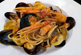 Gli spaghetti con le cozze si presentano come la portata perfetta che stiate cercando un primo piatto per un'occasione speciale o anche semplicemente per un pranzo quotidiano nel quale volete regalare ai vostri cari il meglio che il sapore del mare possa regalare. 31 Dicembre Spaghetti Allo Scoglio Ricetta Napoletana Da Leccarsi I Baffi