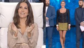 Leggi anche > maria de filippi a tu si que vales fa arrabbiare il pubblico: Tu Si Que Vales Belen Azzarda Ma Sbaglia Look La Ferilli Incanta Con La Sua Eleganza Dilei