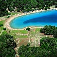 Brijuni se sastoje od 14 otoka, uskupne površine 33,9 kvadratna km. Brijuni De De