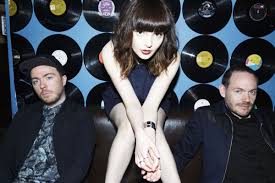 В её состав входят лорен мэйберри, иэн кук и мартин доэрти. Musikblog Chvrches Every Open Eye Gut Investiert
