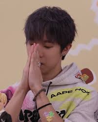 MARCO生日🙂 你既目標亦都係我哋既願望你話嚟緊十年都唔會放棄！（十年後都一定會見到我哋） 你想要一片黃色嘅燈海（諗起都覺得靚）  希望我可以一直見證住直至你達成志向