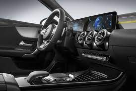 Om nødvendig kan den reagere automatisk og avlaste føreren betydelig. Mercedes A Klasse 2018 W177 Innenraum Erste Bilder