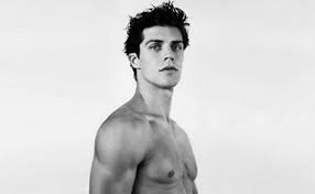 Sensibilità umana e ricerca della perfezione incarnate in un fisico statuario, da dio greco. Roberto Bolle Biografia Del Ballerino Italiano Esauriente It