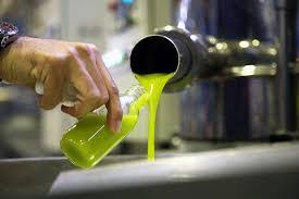L'huile d'olive est une variété d'huile alimentaire, à base de matière grasse végétale extraite des olives (fruits d'oliviers cultivés en oliveraie d'oléiculture) lors de la trituration dans un moulin à huile. Bienfaits De L Huile D Olive Vierge Extra Direct D Espagne Livraison En 72h