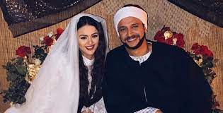 تصدرت الفنانة الشابة هنادي مهنا، اليوم الأربعاء الموافق الثامن والعشرون من شهر يوليو الجاري، محرك البحث الشهير جوجل، وذلك عقب احتفالها مساء أمس الثلاثاء بعيد ميلادها مع أسرتها والدها الفنان هاني مهنا ووالدتها وزوجها الفنان الشاب أحمد خالد صالح. Ù‡Ù† Ù‡Ù†Ø§Ø¯ÙŠ Ù…Ù‡Ù†Ø§ ØªÙ†Ø´Ø± ØµÙˆØ±Ø© Ø²ÙˆØ§Ø¬Ù‡Ø§ Ù…Ù† Ø£Ø­Ù…Ø¯ Ø®Ø§Ù„Ø¯ ØµØ§Ù„Ø­ ÙÙŠ Ø§Ù„ÙØªÙˆØ© Ù‚Ø¨Ù„ Ù…Ø§ ÙŠÙƒØ³Ø± Ù‚Ù„Ø¨ÙŠ