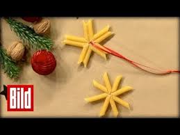 Wir Lieben Pasta Und Zwar Nicht Nur Mit Sosse Und Parmesan Denn Nudeln Sehen Auch Als Originelle Deko Umwerfend Basteln Mit Nudeln Basteln Weihnachten Basteln