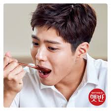 박태환 선수가 광고 내에서 춤을 잘 춘것도 아닌 어설프게 췄으며 재미있지 않았다. ë°•ë³´ê²€ì´ ì‹œë¥¼ ì½ì–´ì¤€ë‹¤