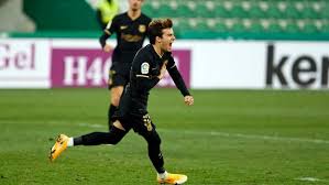 Debutó con el primer equipo del barça el 5 de diciembre de 2018 en un partido de copa del rey contra la cultural y deportiva leonesa. Sydih5gg3wyvum