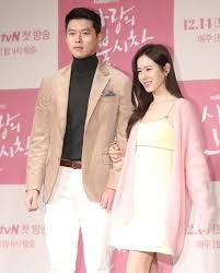 Hyun bin và son ye jin cùng sinh năm 1982, nảy sinh tình yêu nhờ chung quan điểm sống và sở thích chơi golf. Actors Son Ye Jin And Hyun Bin Reveal They Ve Been Dating For Eight Months