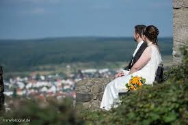 Burg gleiberg jetzt 2 bewertungen & 30 bilder beim testsieger holidaycheck entdecken und direkt hotels.für den reisetipp burg gleiberg existiert leider noch keine allgemeine beschreibung. Hochzeitsfotos Burg Gleiberg Zeitlos Und Elegant