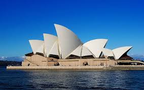 Das liegt logischer weise daran, dass sich die junge nation mit ihren gerade mal etwas mehr als 200 jahren geschichte natürlich noch nicht zu einer kulturellen hochburg entwickeln konnte. Opera House Sydney Neben Der Sydney Harbour Bridge Sehenswurdigkeiten Australien Australia