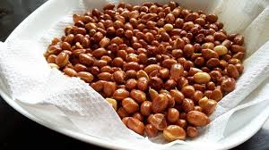 Keluarkan minyak masak dan biarkan dalam 1 senduk sahaja dalam kuali. Resepi Kacang Goreng Pedas