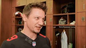 49ers diehard, actor Jeremy Renner part of SF-Cowboys film
