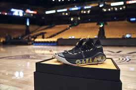 Последние твиты от stephen curry (@stephencurry30). Stephen Curry Gives Out Pairs Of His Shoes To Thank Oakland People Com