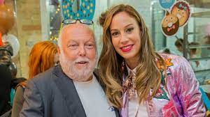 Visváder tamás elmondta, hogy vajna tímea sokat dolgozott, és tanult, hogy össze tudja tartani mindazt, amit andy vajna felépített. Timea Vajna Lost A Lot Of The Sadness