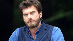 Ünlü oyuncu ve manken kıvanç tatlıtuğ, kardeşi tugay tatlıtuğ'un banka borcu nedeniyle mahkemelik olmuştu. Kivanc Tatlitug Kardesime Borcum Yok