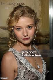 Contest winners Chad Sutter and Sara Sutter arrive at the premiere of...  News Photo