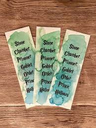 Encontrei essa fofura navegando pelo pinterest e achei que seria legal compartilhar com vocês. Harry Potter Book Order Watercolor Bookmarks Harry Potter Bookmark Harry Potter Watercolor Harry Potter Book Order