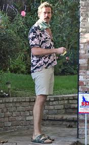 His birthday, what he did before fame, his family life, fun trivia facts, popularity rankings, and trivia. Armie Hammer Seen On A Solo Stroll In La After He Backed Out Of Spending Thanksgiving With Family Amed Post