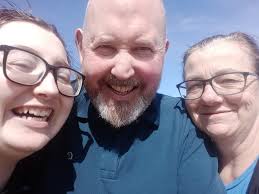 So tonight I'm in Chapel in Archers Bar two I dot woman are in there with  two dogs the sound of the act was unbelievable absolutely deafening I could  see the dogs