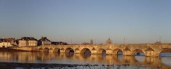 Grand Pont Sur La Loire A La Charite Sur Loire Nievre Le Pont En Bois Du 16e Siecle Est Remplace Au 17e Par Le Pont De P Loire Vieux Ponts Charite Sur Loire