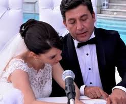 Oyuncu emre kınay, kız arkadaşının yere düştüğünü görünce yanına koşup onu alnından öperek teselli etmeye çalıştı… Evrim Alasya Ile Emre Kinay Ask Yasiyor Son Dakika Magazin Haberleri