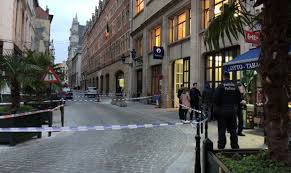 L'agent belge n'a heureusement été que légèrement blessé. Rtl 5minutes Fait Divers Un Policier Attaque Au Couteau Devant Le Commissariat Principal De Bruxelles