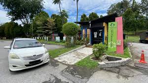 Buat tempat pameran kereta pakai barangan kitar semula. Akhirnya Jumpa Juga Tempat Kutipan Baju Lama Hafiz Rahim