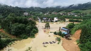 Chinese authorities admit the #threegorgesdam has 'moved, leaked and distorted.' China Flooding Kills At Least 19 State Media
